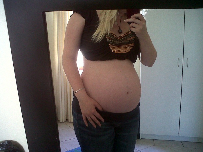 Baby bump at 27 weeks and a few days (2)