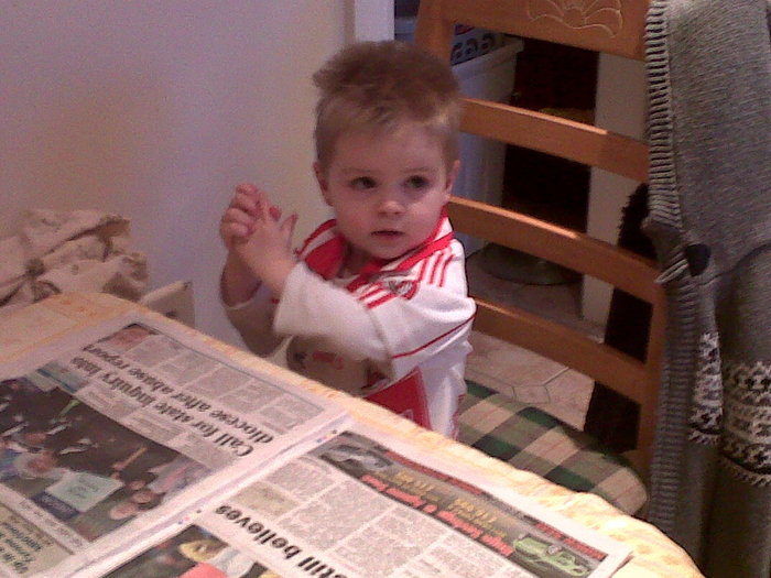 shea reading his daddys paper lol