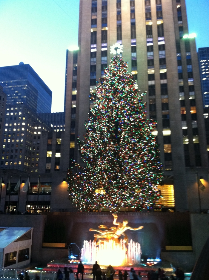 2012 tree at Rockefeller Center with Promanade