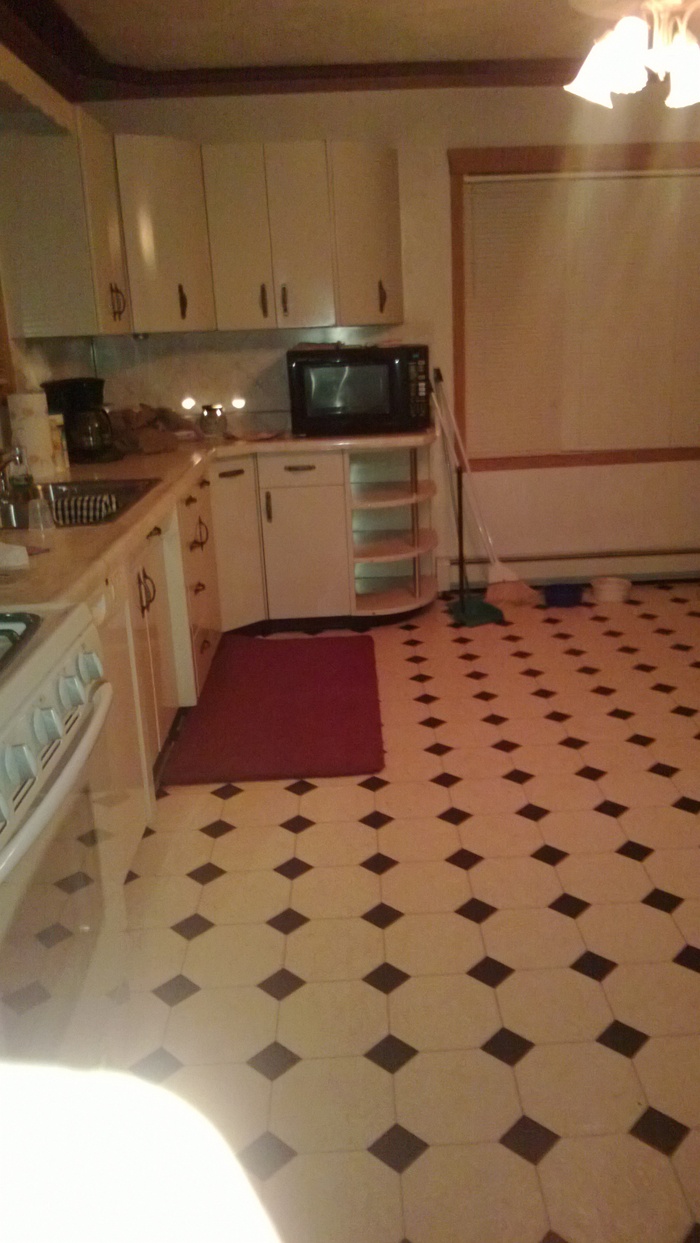 our kitchen is done being retiled yaaaaaaaaay :)
