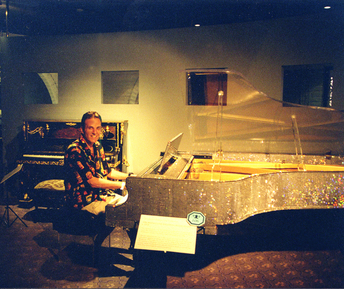 Playing Liberace's Piano - Las Vegas